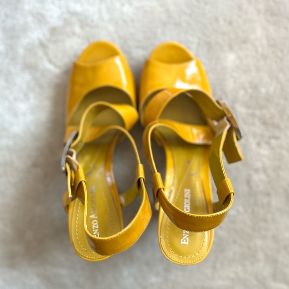 Mustard patent leather ankle strap pumps with ombré wooden heel - Picture 2 of 11